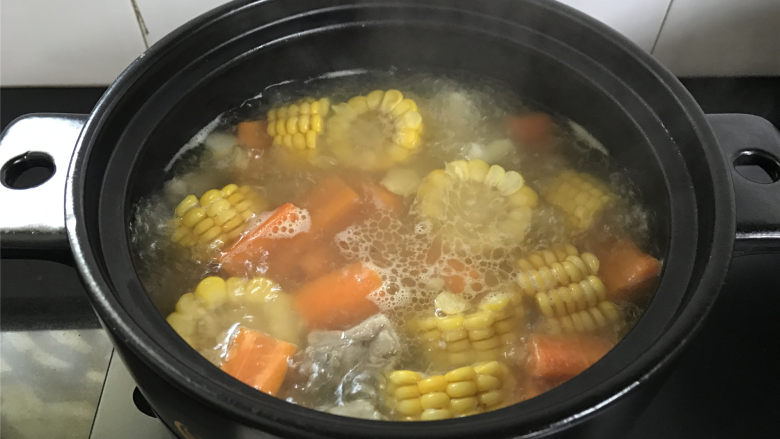 子排山药玉米煲,最后把胡萝卜放入锅中，煮开后即熄火。