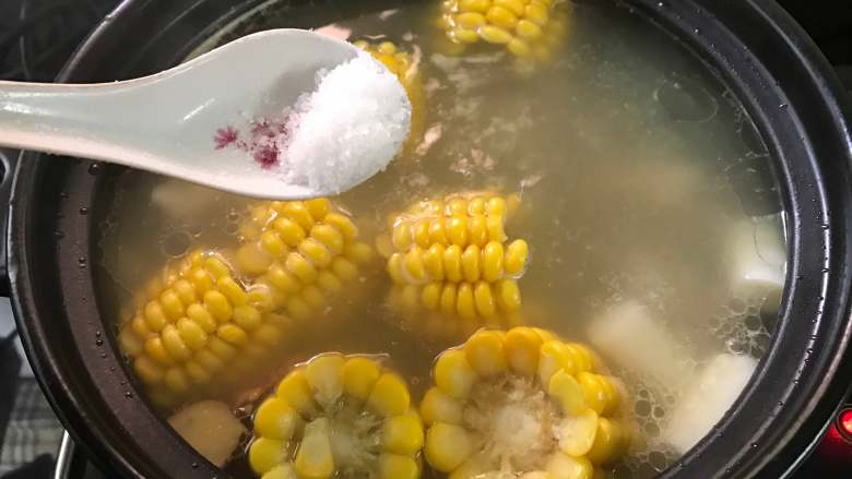 子排山药玉米煲,加适量盐调味。