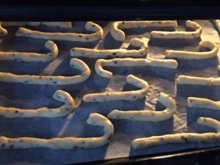 芝麻奶油拐棍饼干,烤箱预热180度，进烤箱160度15分钟，转190度再烤5分钟至上色即可！
