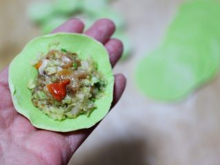 圆白菜扇贝翠玉饺子,擀好的面皮上放入适量调好的馅料。