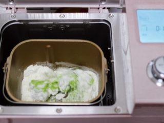 圆白菜扇贝翠玉饺子,启动面包机的一个和面程序。
