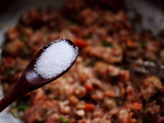 圆白菜扇贝翠玉饺子,这个时候加入适量的盐调味。