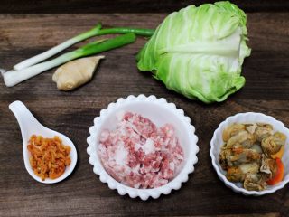 圆白菜扇贝翠玉饺子,首先备齐馅料的所有食材，金钩海米提前泡发备用，扇贝肉洗净后备用。