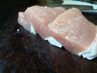 香辣芝心猪扒,大排厚度约为1.5厘米左右，切太薄做出来不嫩。