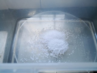 香辣芝心猪扒,取一个大而深的带盖容器，盐和水混合均匀。