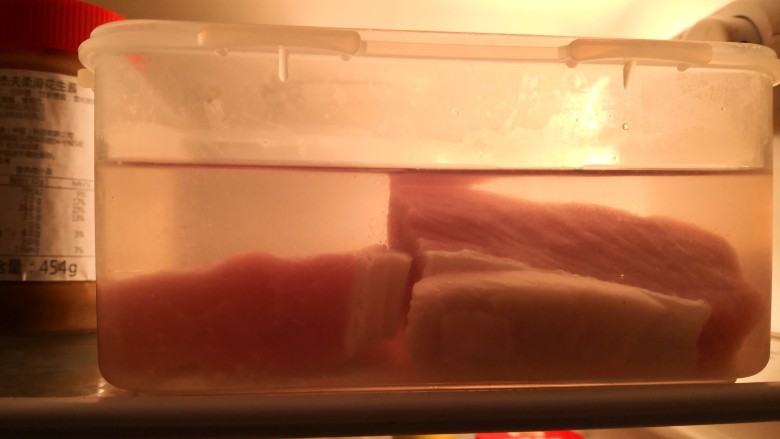 香辣芝心猪扒,放入大排，浸没后放冰箱3小时以上（过夜最好）。