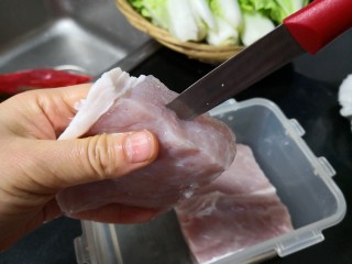香辣芝心猪扒,取出大排，擦干水份，用一把锋利的小刀从一边中间刺入并来回切割，使猪排内部形成一个空腔，但不要刺透——一个口（进刀子的地方）越小越好的“肉袋子”。