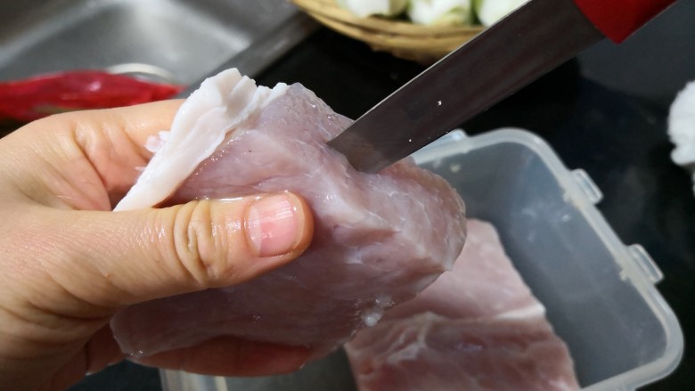 香辣芝心猪扒,取出大排，擦干水份，用一把锋利的小刀从一边中间刺入并来回切割，使猪排内部形成一个空腔，但不要刺透——一个口（进刀子的地方）越小越好的“肉袋子”。