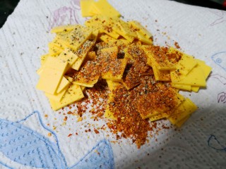 香辣芝心猪扒,奶酪切成1厘米见方的小丁，拌入辣椒粉和黑胡椒。