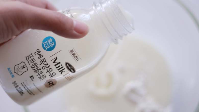 承味延世牛奶的椰蓉小奶冻 , 倒入一瓶延世牛奶。