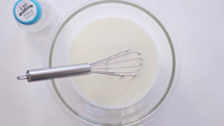 承味延世牛奶的椰蓉小奶冻 ,用手动打蛋器把材料混合搅拌均匀。