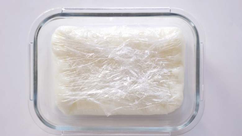 承味延世牛奶的椰蓉小奶冻 ,放凉后，用保鲜膜包裹起来，放入冰箱冷藏 2 小时。