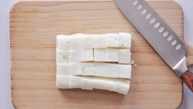 承味延世牛奶的椰蓉小奶冻 ,凝固后即可切块。