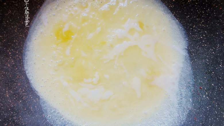 简易版寿司拼盘,鸡蛋打散搅拌均匀，加少许盐和胡椒粉，在小煎锅摊个圆形蛋皮，趁没完全凝固折叠成蛋卷