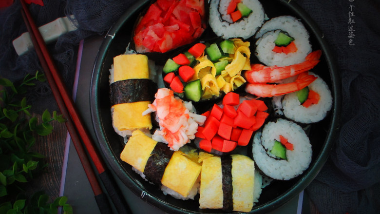 简易版寿司拼盘,想吃的食材都可以放到饭团上去啦