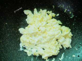 河南韭菜粉条水煎包,鸡蛋放入锅中炒制凝固状态，不要炒久了，老了口感不好。