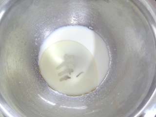 牛奶蜂蜜戚风蛋糕,牛奶称好加入玉米油用手动蛋抽搅拌乳化到位