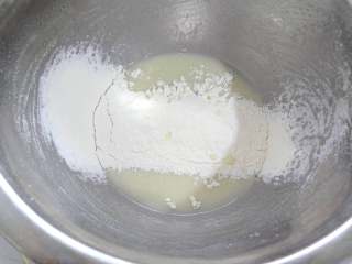 牛奶蜂蜜戚风蛋糕,加入过筛的面粉