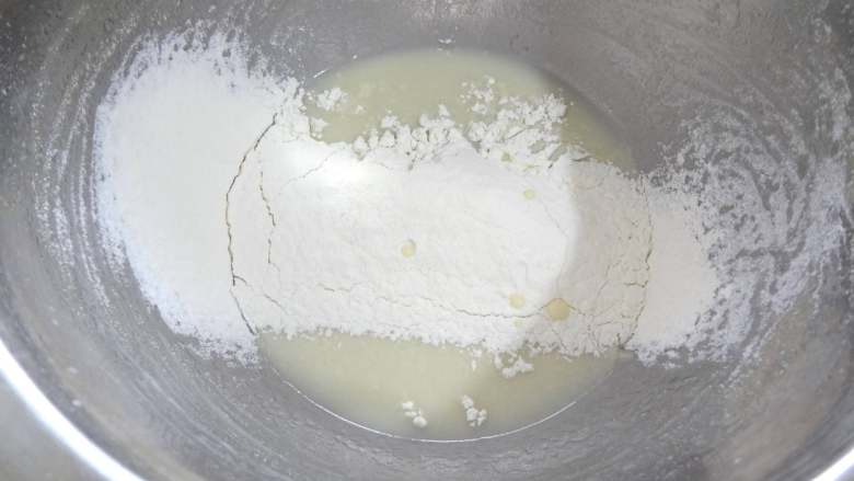 牛奶蜂蜜戚风蛋糕,加入过筛的面粉
