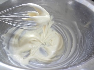 牛奶蜂蜜戚风蛋糕,用手动蛋抽J字手法混合至无干粉的浓稠状