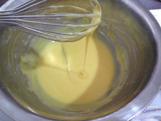 牛奶蜂蜜戚风蛋糕,还是同样的J字手法混合均匀至细腻顺滑