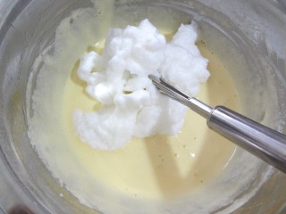 牛奶蜂蜜戚风蛋糕,混合均匀后继续第二份继续混合均匀，注意手法翻拌不能画圈