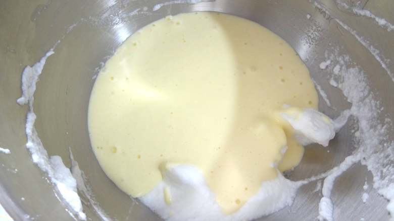牛奶蜂蜜戚风蛋糕,混好的面糊倒入剩余蛋白的厨师机桶中同样的手法翻拌均匀