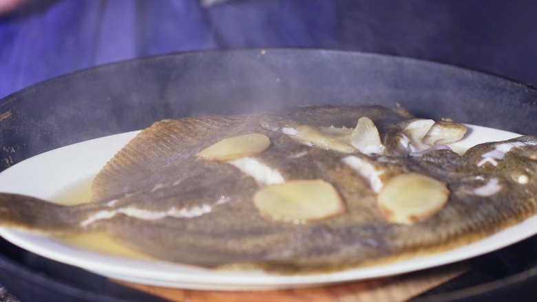 秘制酱油清蒸鱼,鱼上放上姜片，隔水大火蒸10分钟，筷子插入鱼肉无粘连即为熟-1