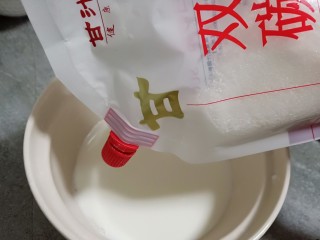 网红甜品【脆皮炸鲜奶】,纯牛奶倒入一个大盆，加甘汁园双碳白砂糖30克。