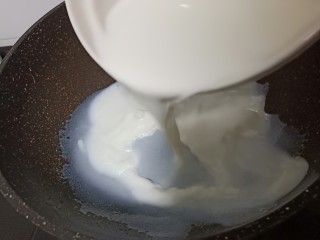 网红甜品【脆皮炸鲜奶】,搅拌好的液体倒入不粘锅，开中小火慢慢搅拌。