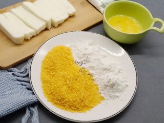 网红甜品【脆皮炸鲜奶】,准备面包糠、玉米淀粉、鸡蛋液。