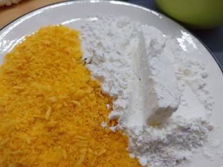 网红甜品【脆皮炸鲜奶】,鲜奶条依次裹上玉米淀粉、鸡蛋液、面包糠。