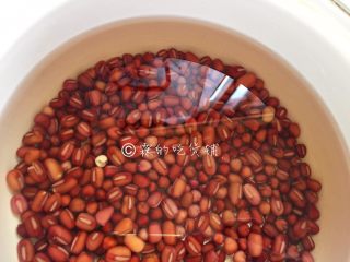 桂花红豆年糕汤,淘洗干净，倒入小锅，锅里放高于红豆二节手指（成人的）的水量（只可以多绝对不能少）