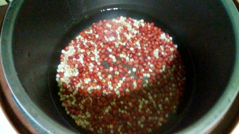 薏米红豆粥,加入适量清水