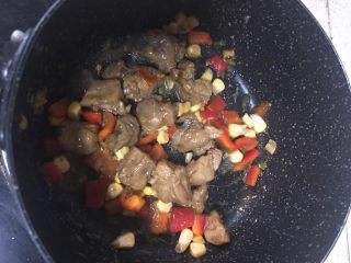 黑胡椒彩蔬牛肉粒,8️⃣ 倒入彩蔬翻炒至牛肉粒熟透，全程用小火，不然牛肉容易老。