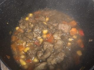 黑胡椒彩蔬牛肉粒,9️⃣ 因为我赶时间懒得炒了，所以加了一点点淀粉水小火煮，其实也不会老的。