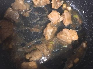 黑胡椒彩蔬牛肉粒,8️⃣ 倒入牛肉粒，小火翻炒两下，加入1勺生抽、1勺蚝油、小半碗淀粉水、一撮糖翻炒至上色均匀。