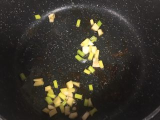 黑胡椒彩蔬牛肉粒,6️⃣ 锅中留油，下葱姜蒜爆香。
