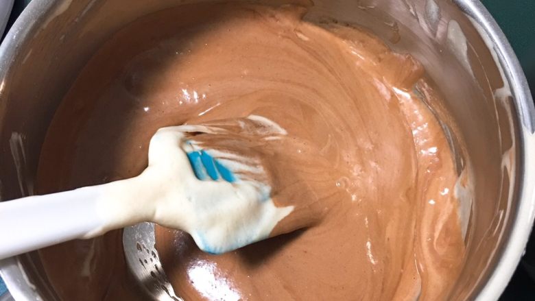 双色戚风蛋糕,再取四分之一的蛋糕糊倒入巧克力糊中翻拌均匀。