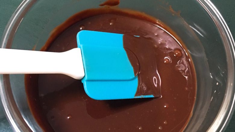 双色戚风蛋糕,巧克力隔水温度70度左右，用刮刀来回翻拌融化。