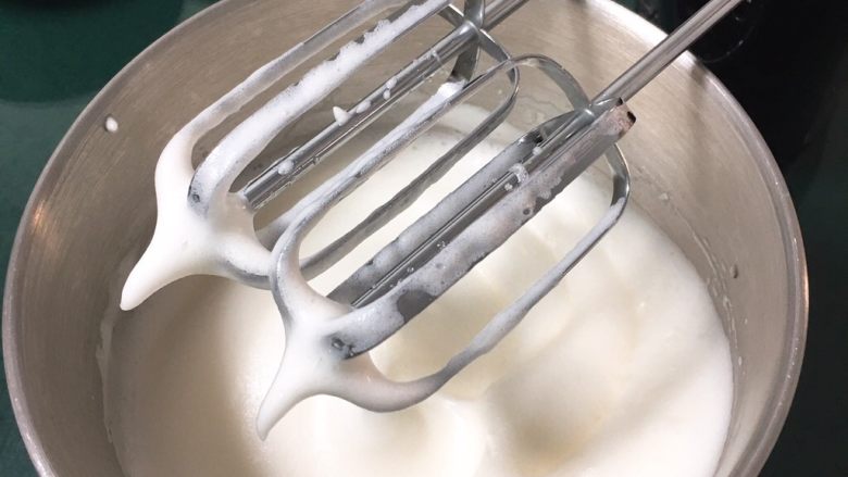 双色戚风蛋糕,用打蛋器高速搅打50圈，蛋白出现下垂的弯钩，再加入15克细砂糖。