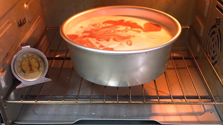双色戚风蛋糕,烤箱预热至150度，烤制40分钟。