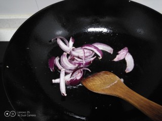 菜椒炒西红柿、上海青,炸油条的锅，直接放入小葱。