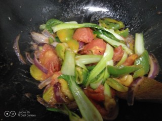 菜椒炒西红柿、上海青,翻炒均匀。