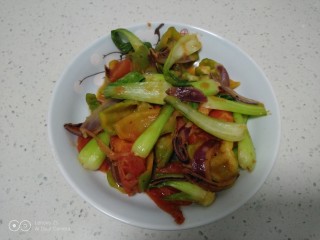 菜椒炒西红柿、上海青,盛入盘中。