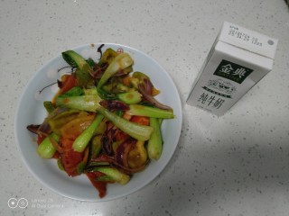 菜椒炒西红柿、上海青,再配上一盒纯奶，就是今天的晚餐。
