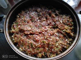 猪肉大葱饺子,加入上述调料，搅拌均匀。