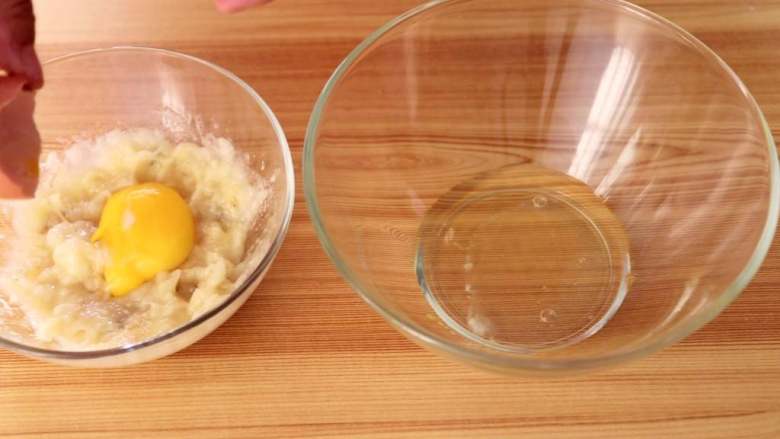 香蕉松饼（打发版）,蛋清分离到无油无水的容器中