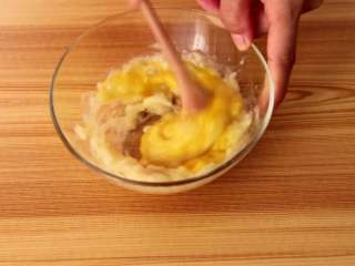 香蕉松饼（打发版）,蛋黄放入香蕉泥中并搅拌均匀