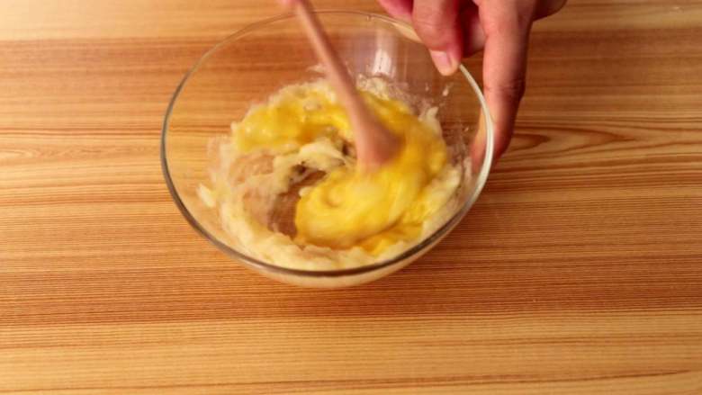 香蕉松饼（打发版）,蛋黄放入香蕉泥中并搅拌均匀